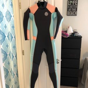 Women’s 4’3 wetsuit! Never been worn!!
